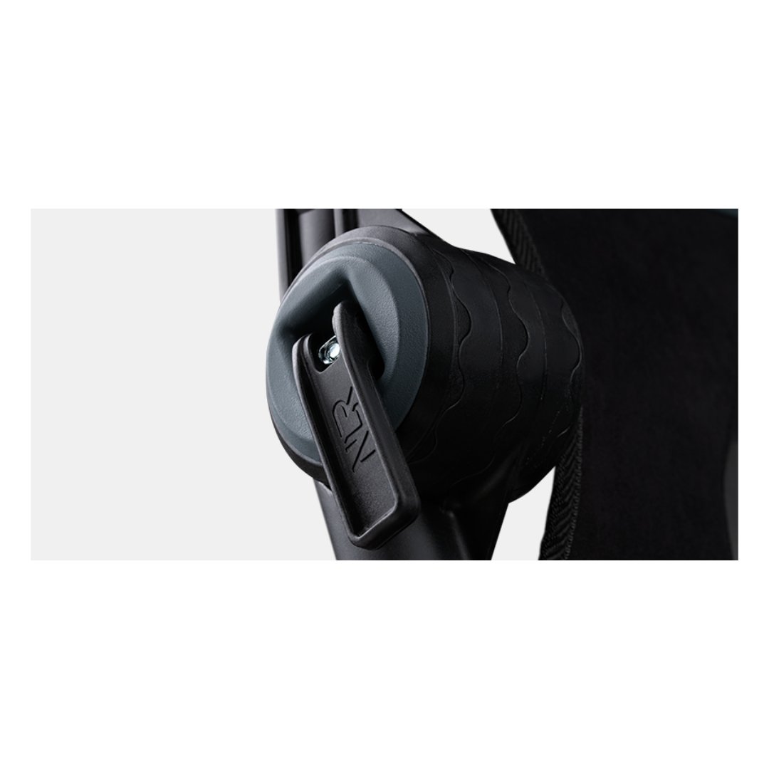 Next Level Racing F-GT Lite Carbon Grey Cockpit – פרט מקרוב