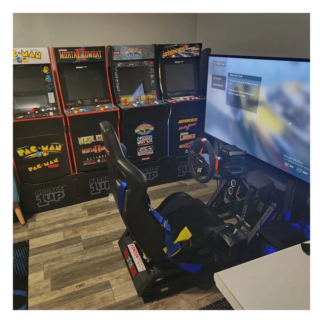 Next Level Racing GTtrack Cockpit – בחדר משחקים עם שלושה מסכים